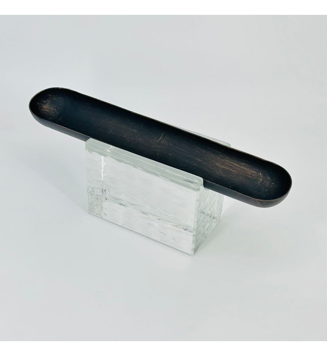 قطعة ديكور أنيقة بتصميم عصري تجمع بين الفخامة والبساطة. 34×9×12سم 