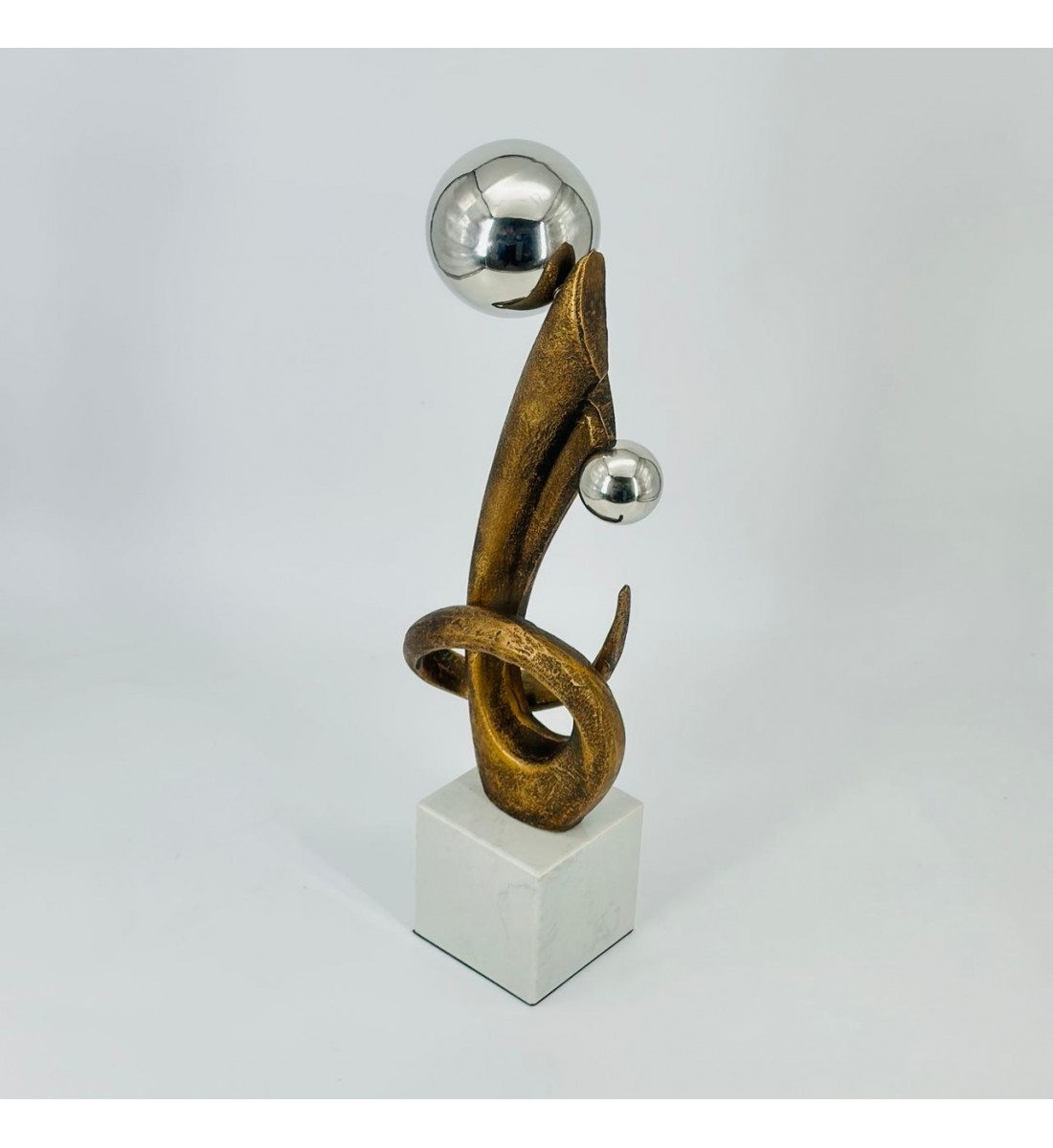 قطعة ديكور فنية بتصميم عصري مميز تجمع بين الشكل الانسيابي المعدني باللون الذهبي 40×8×8سم 