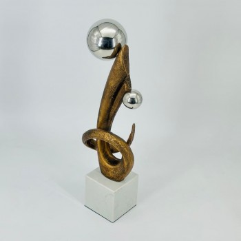 قطعة ديكور فنية بتصميم عصري مميز تجمع بين الشكل الانسيابي المعدني باللون الذهبي 40×8×8سم 