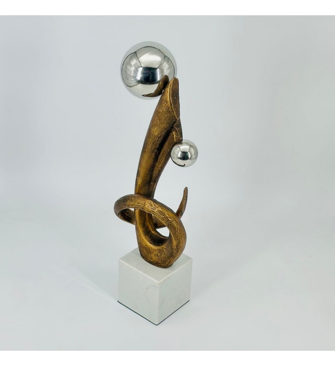 قطعة ديكور فنية بتصميم عصري مميز تجمع بين الشكل الانسيابي المعدني باللون الذهبي 40×8×8سم 