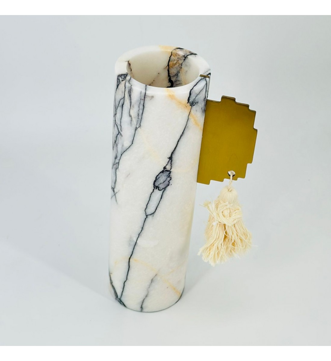 فازة ديكور أنيقة بتصميم عصري مصنوع من الرخام الأبيض بنقوش طبيعية جذابة تضفي 33×10×10سم 