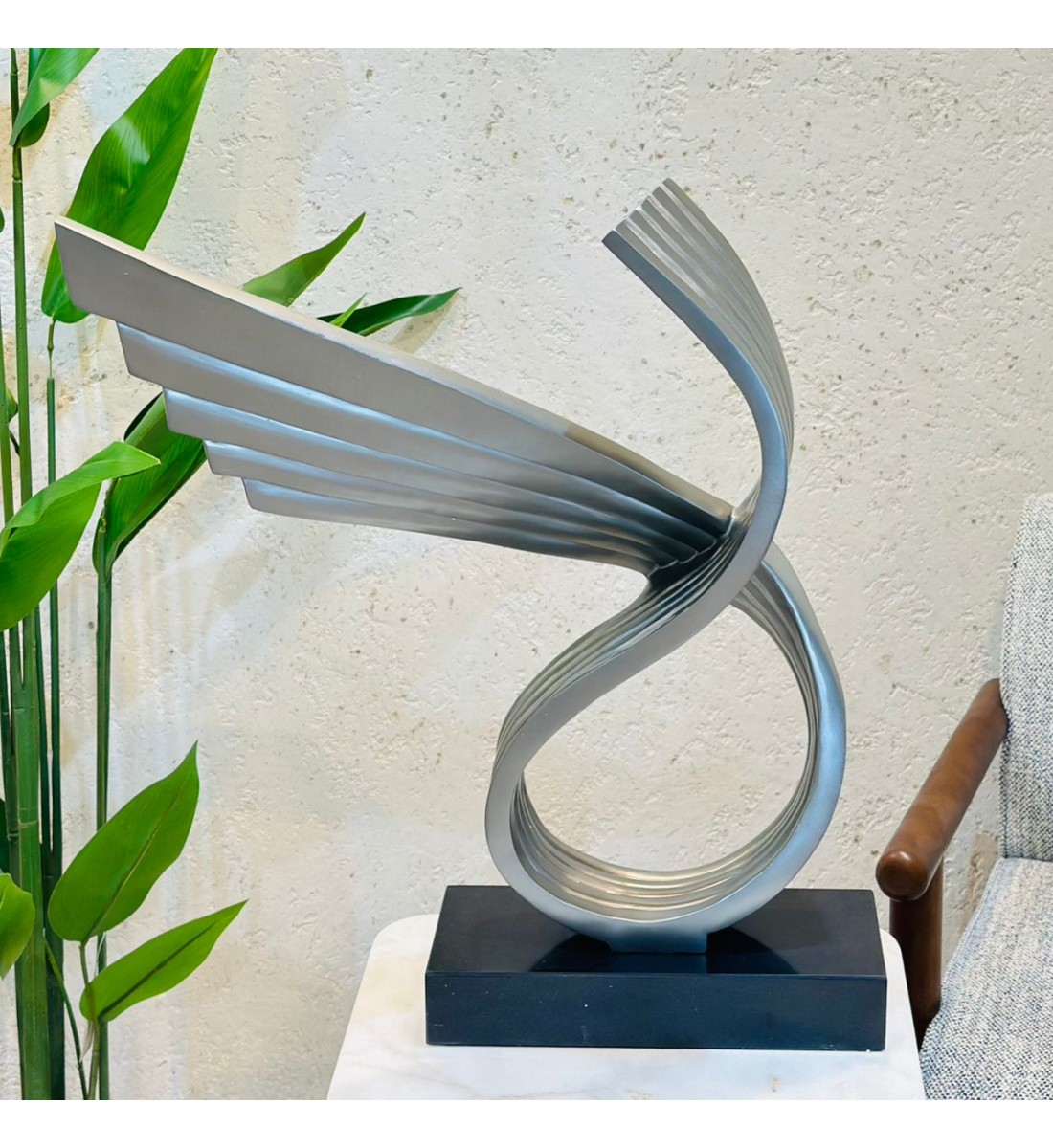 تحفة فنية بتصميم عصري فاخر مستوحى من حركة الأجنحة والانسياب في الشكل، 70×55×15سم 