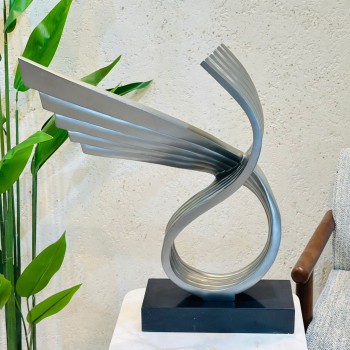 تحفة فنية بتصميم عصري فاخر مستوحى من حركة الأجنحة والانسياب في الشكل، 70×55×15سم 