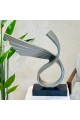تحفة فنية بتصميم عصري فاخر مستوحى من حركة الأجنحة والانسياب في الشكل، 70×55×15سم 