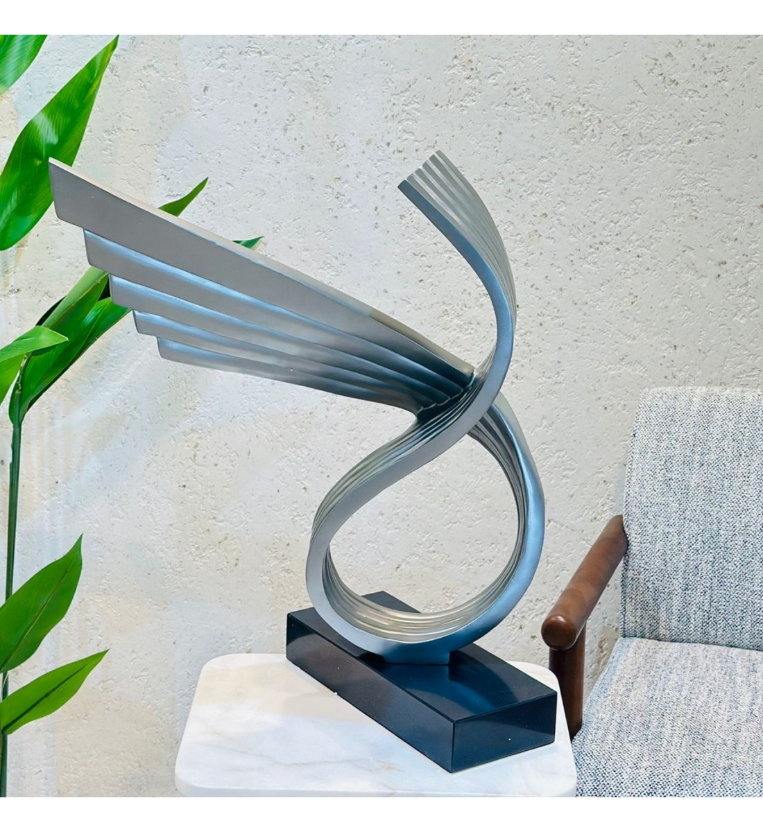 تحفة فنية بتصميم عصري فاخر مستوحى من حركة الأجنحة والانسياب في الشكل، 70×55×15سم 