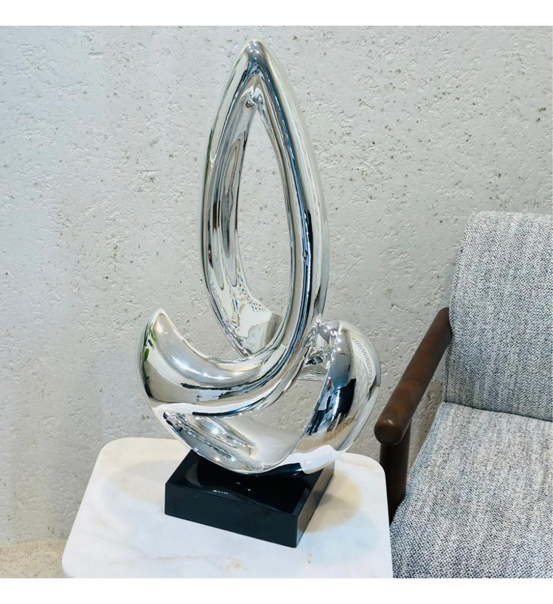 تحفة فنية بتصميم عصري فاخر مستوحى من حركة الأجنحة والانسياب في الشكل، 70×55×15سم 