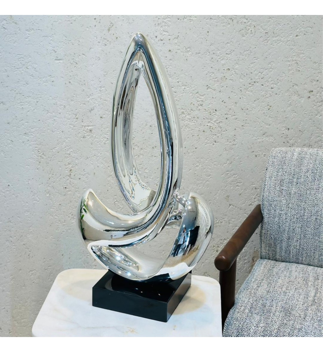 تحفة فنية بتصميم عصري فاخر مستوحى من حركة الأجنحة والانسياب في الشكل، 70×55×15سم 
