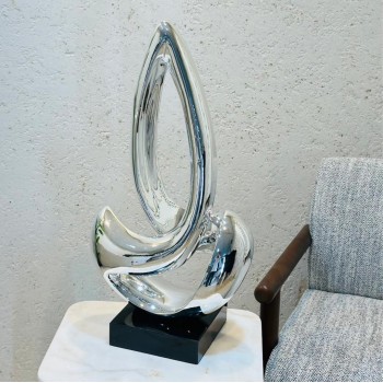 تحفة فنية بتصميم عصري فاخر مستوحى من حركة الأجنحة والانسياب في الشكل، 70×55×15سم 