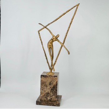 تحفة فنية راقية بتصميم عصري يجسد حركة الرقص والتوازن في شكل إنسان انسيابي باللون الذهبي المعتّق.  60×14×14سم 