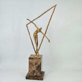 تحفة فنية راقية بتصميم عصري يجسد حركة الرقص والتوازن في شكل إنسان انسيابي باللون الذهبي المعتّق.  60×14×14سم 