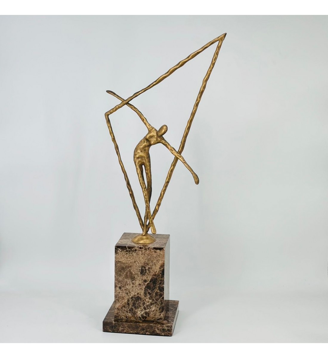 تحفة فنية راقية بتصميم عصري يجسد حركة الرقص والتوازن في شكل إنسان انسيابي باللون الذهبي المعتّق.  60×14×14سم 