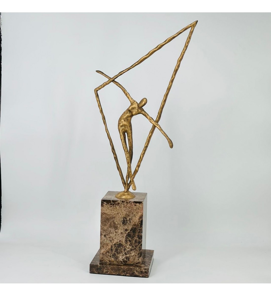 تحفة فنية راقية بتصميم عصري يجسد حركة الرقص والتوازن في شكل إنسان انسيابي باللون الذهبي المعتّق.  60×14×14سم 