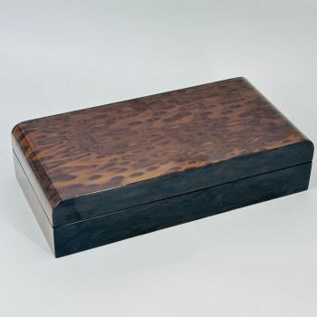 صندوق فاخر بتصميم أنيق مصنوع من الخشب الطبيعي بنقشة مميزة تضيف طابعًا فخمًا وجذابًا. 30×15×7سم 