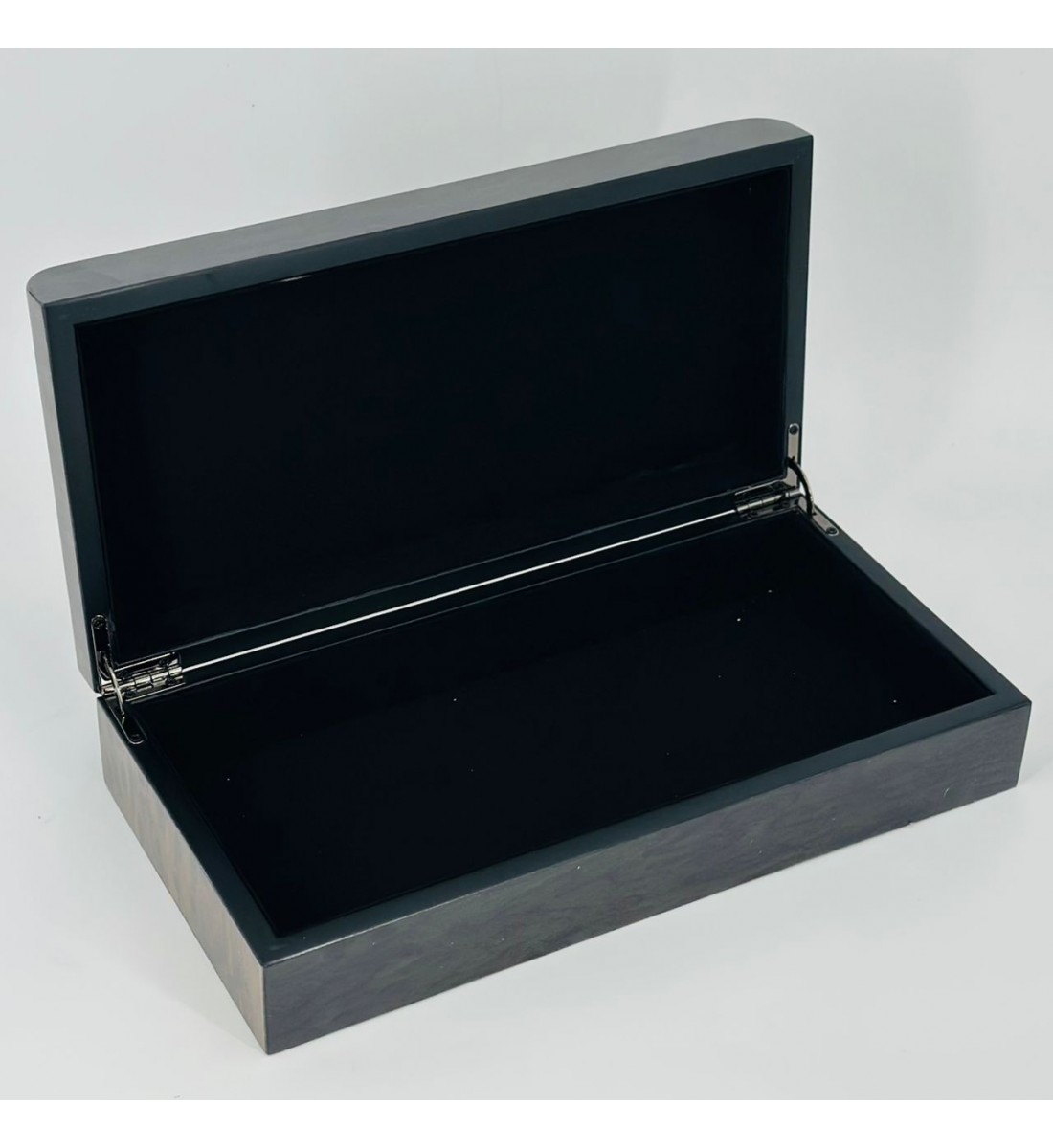 صندوق فاخر بتصميم أنيق مصنوع من الخشب الطبيعي بنقشة مميزة تضيف طابعًا فخمًا وجذابًا. 30×15×7سم 