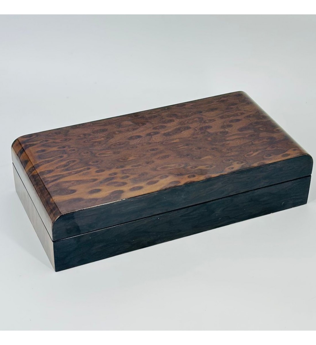 صندوق فاخر بتصميم أنيق مصنوع من الخشب الطبيعي بنقشة مميزة تضيف طابعًا فخمًا وجذابًا. 30×15×7سم 