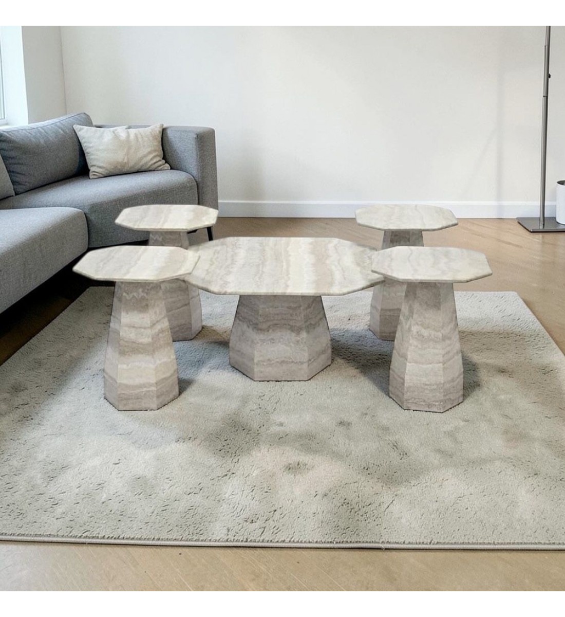  طقم الطاولات الرخامي بتصميمه الهندسي المثمن المبتكر 5قطع 