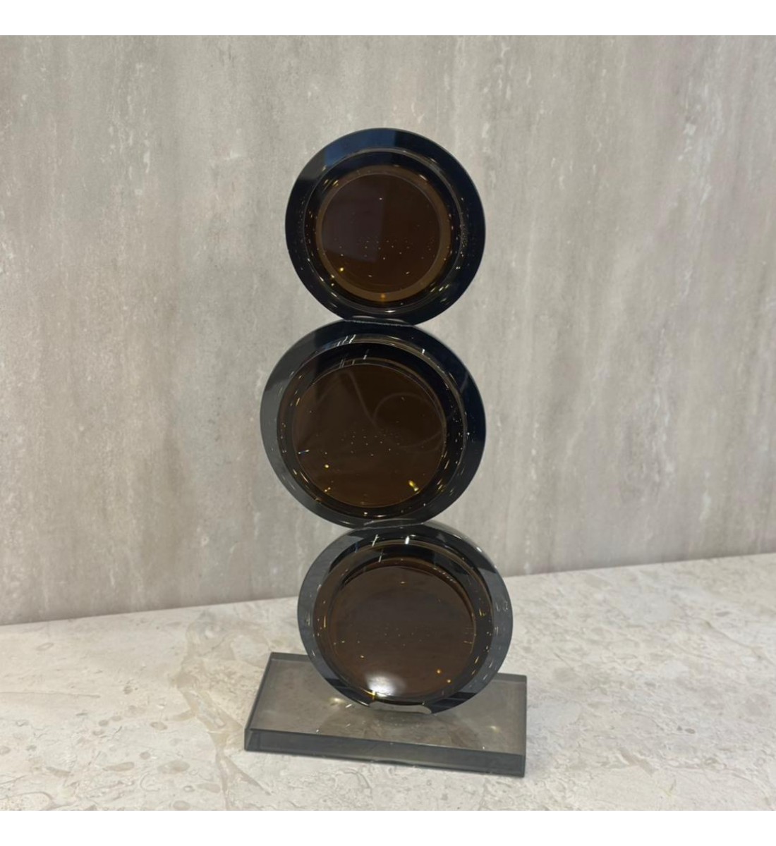 قطعة ديكور عصرية بتصميم أنيق وفريد، تتكوّن من ثلاث كرات متراصة بلمسة 32×15×8سم 