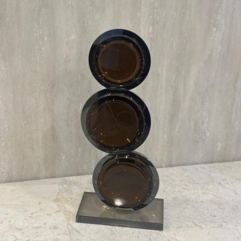 قطعة ديكور عصرية بتصميم أنيق وفريد، تتكوّن من ثلاث كرات متراصة بلمسة 32×15×8سم 