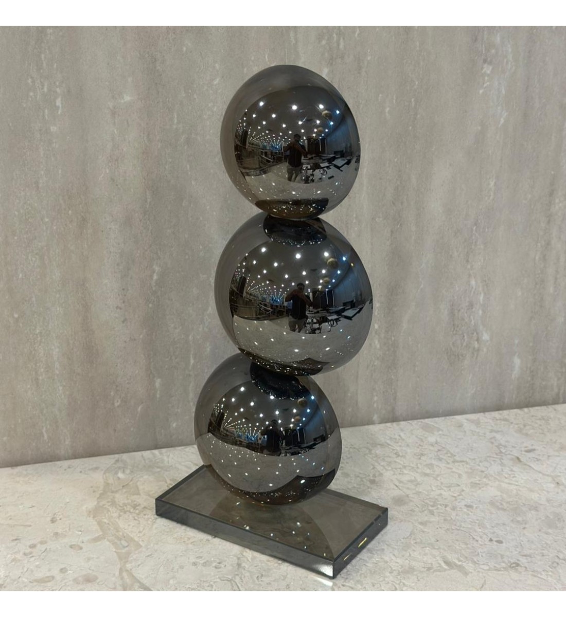 قطعة ديكور عصرية بتصميم أنيق وفريد، تتكوّن من ثلاث كرات متراصة بلمسة 32×15×8سم 