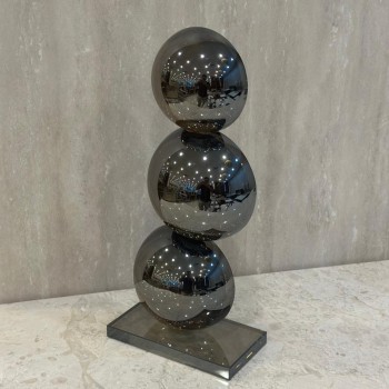 قطعة ديكور عصرية بتصميم أنيق وفريد، تتكوّن من ثلاث كرات متراصة بلمسة 32×15×8سم 