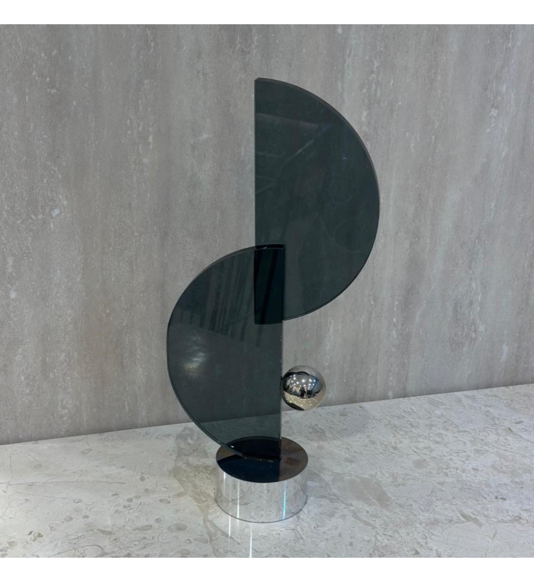 قطعة ديكور فنية بتصميم هندسي عصري يجمع بين الانسيابية والجرأة، 37×13×7سم 