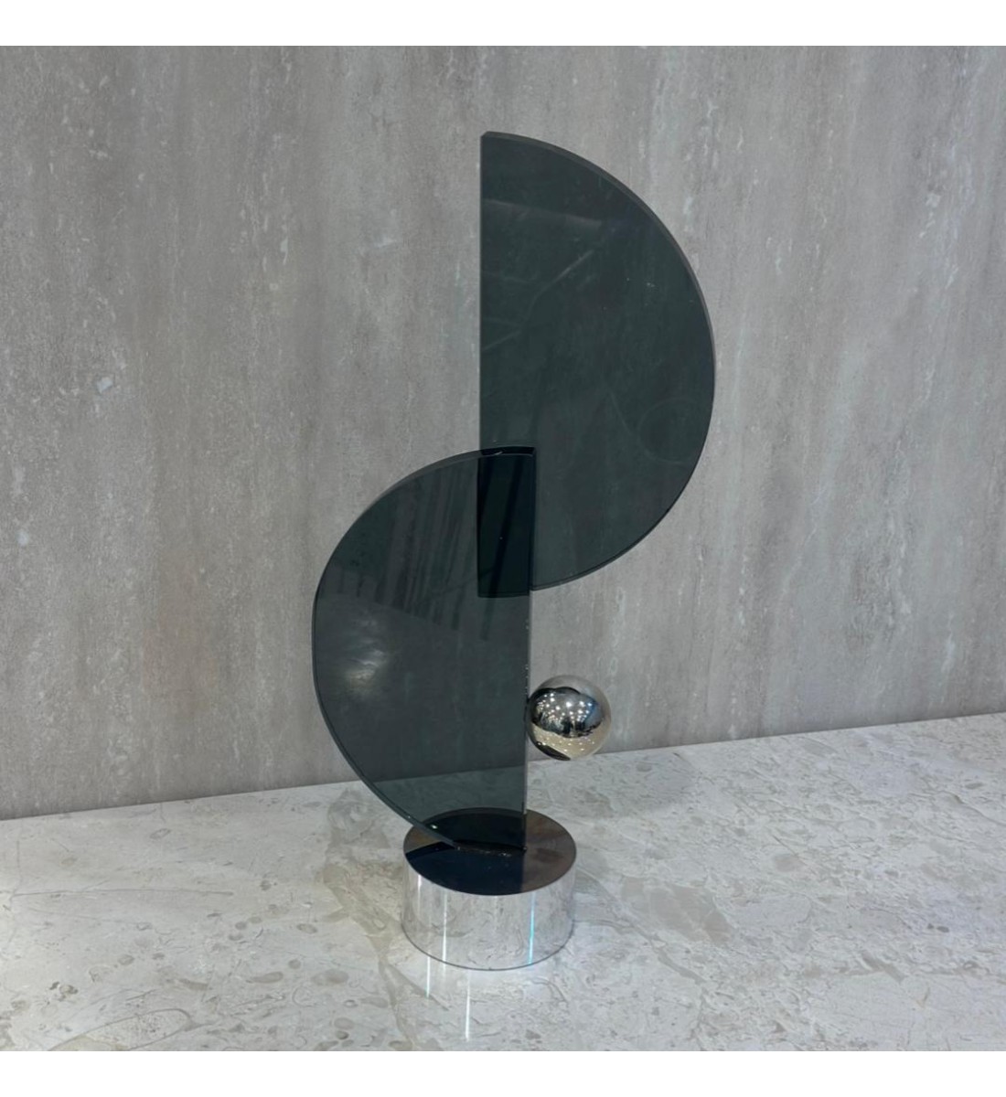 قطعة ديكور فنية بتصميم هندسي عصري يجمع بين الانسيابية والجرأة، 37×13×7سم 