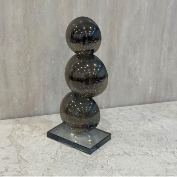 قطعة ديكور عصرية بتصميم أنيق وفريد، تتكوّن من ثلاث كرات متراصة بلمسة 28×8×12سم 