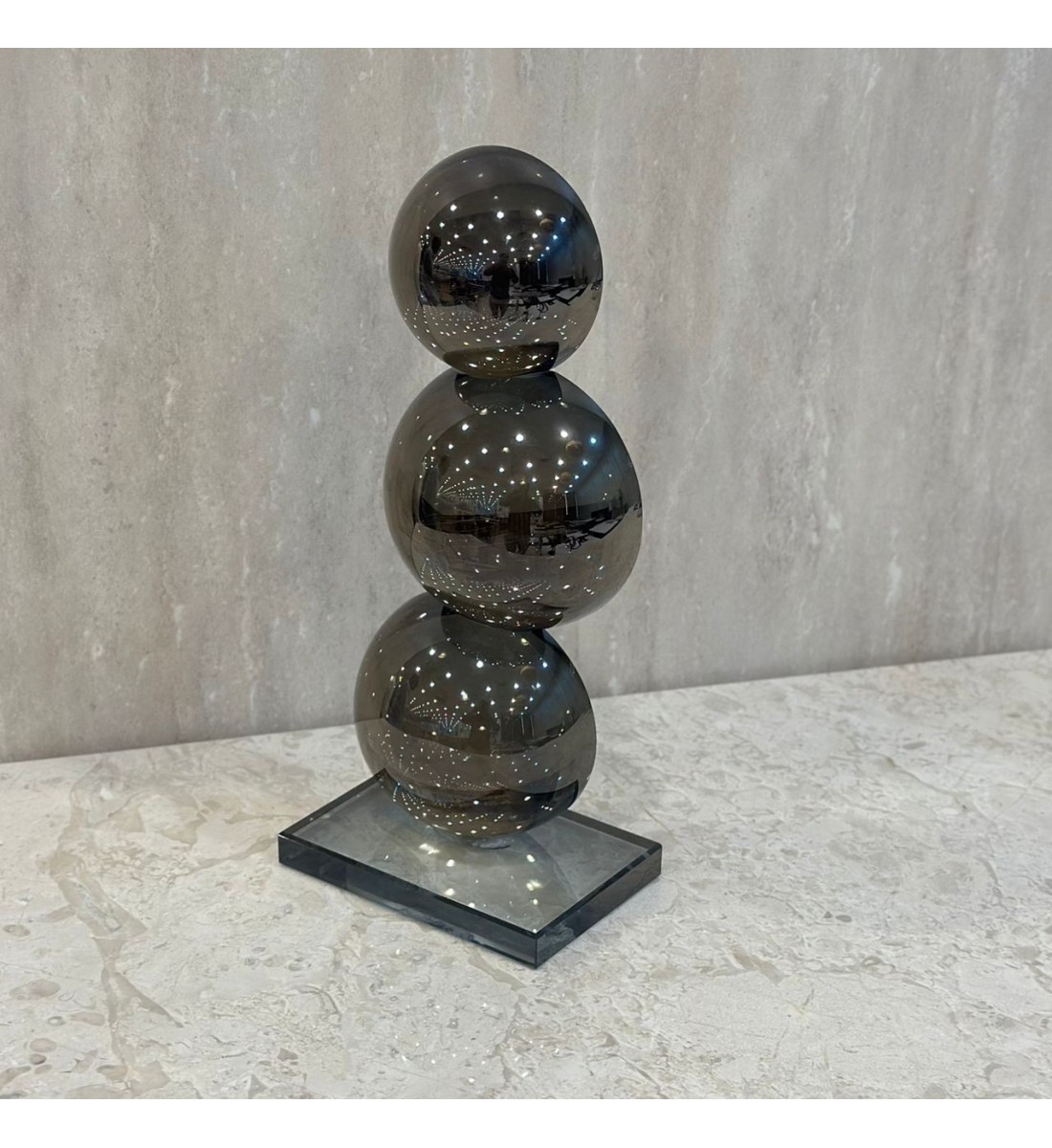 قطعة ديكور عصرية بتصميم أنيق وفريد، تتكوّن من ثلاث كرات متراصة بلمسة 28×8×12سم 