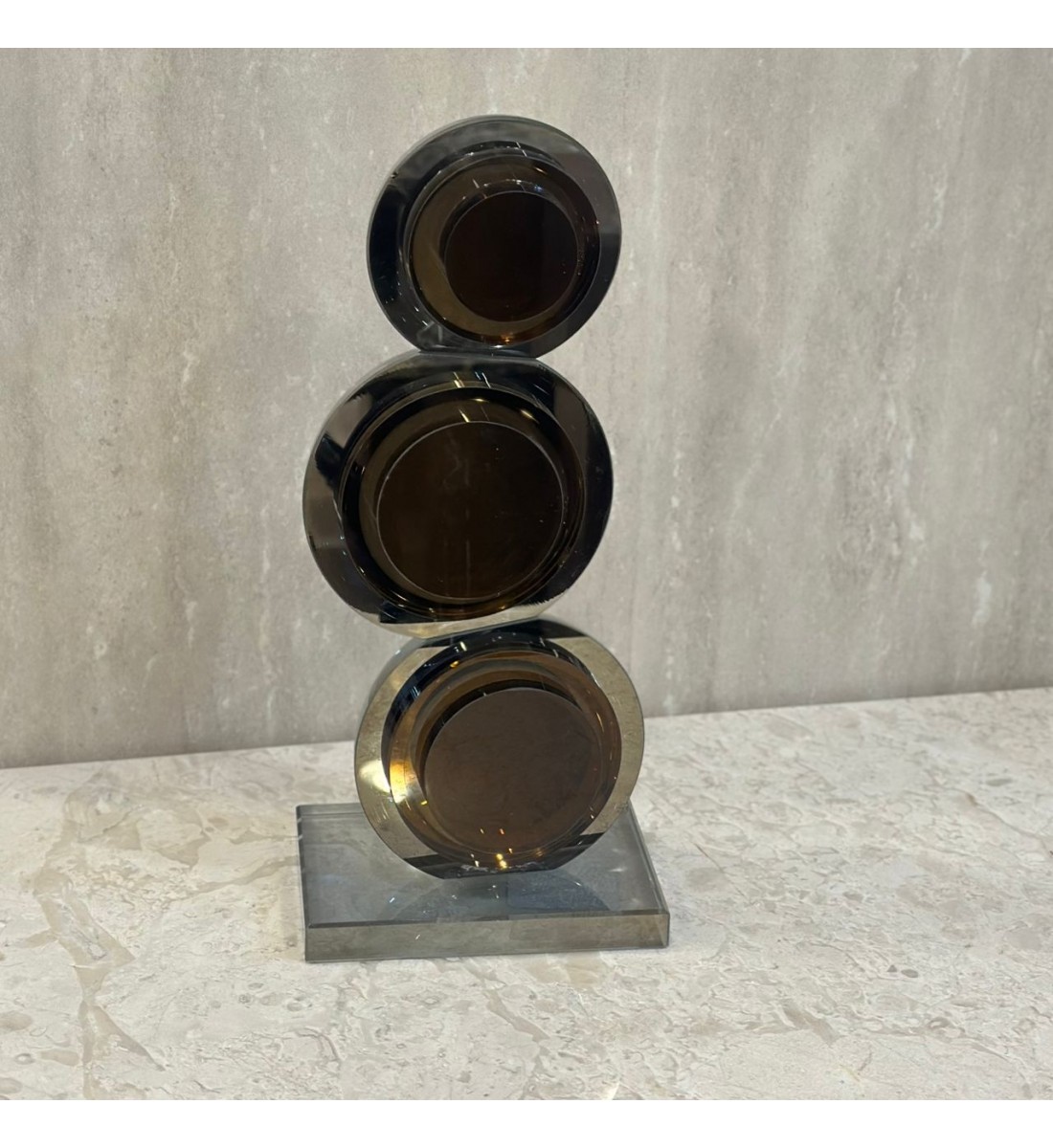 قطعة ديكور عصرية بتصميم أنيق وفريد، تتكوّن من ثلاث كرات متراصة بلمسة 28×8×12سم 