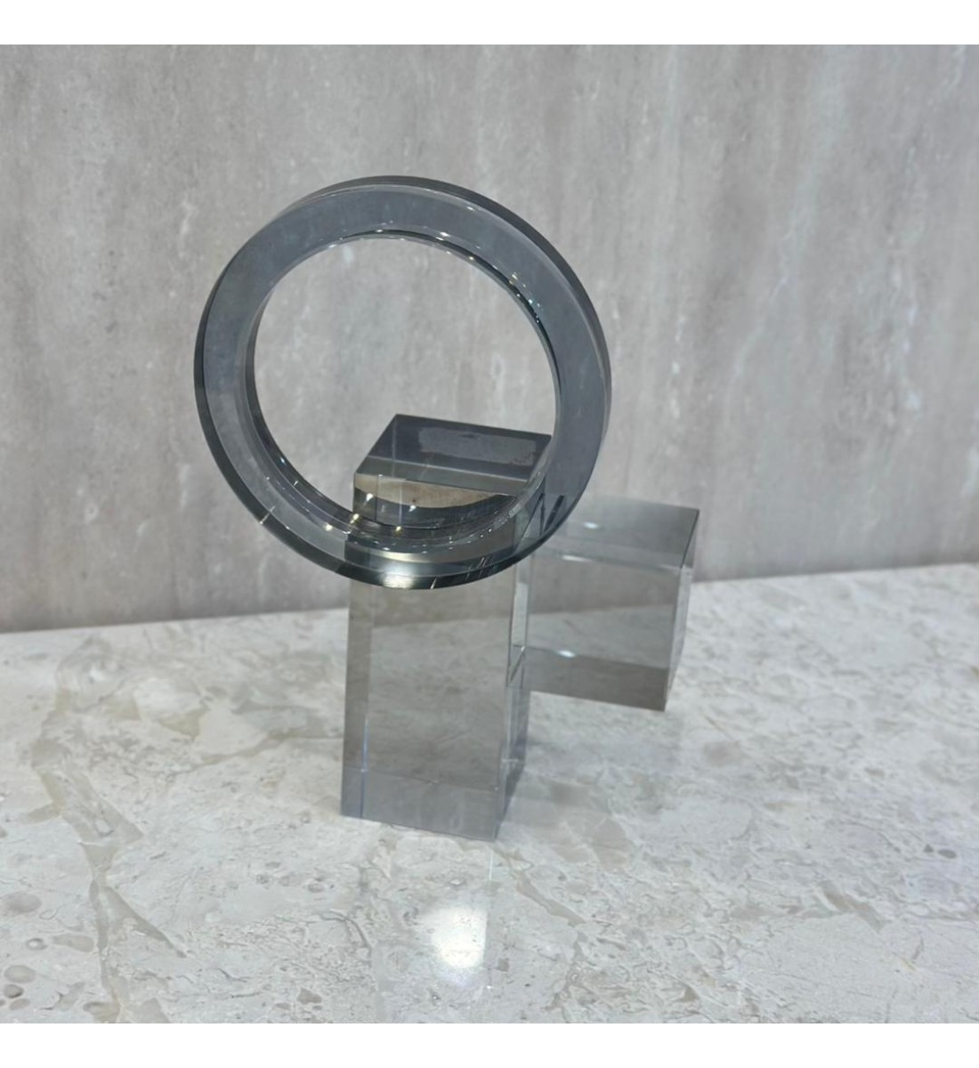 قطعة ديكور عصرية بتصميم هندسي أنيق يجمع بين البساطة والابتكار 21×14×7سم 