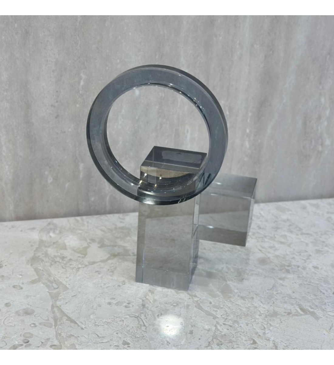 قطعة ديكور عصرية بتصميم هندسي أنيق يجمع بين البساطة والابتكار 21×14×7سم 