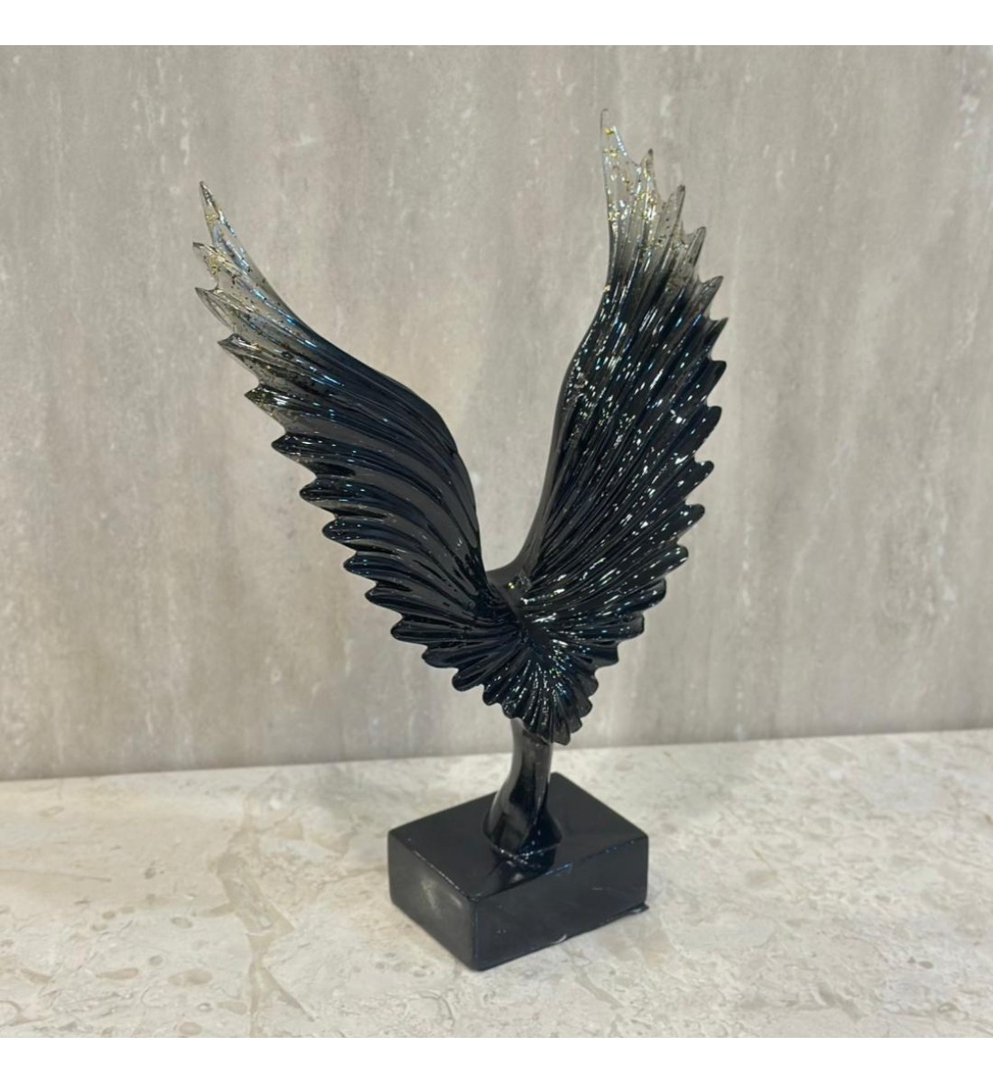 قطعة ديكور فنية بتصميم مميز يجسّد جناحين مفتوحين بانسيابية أنيقة، 32×7×9سم 