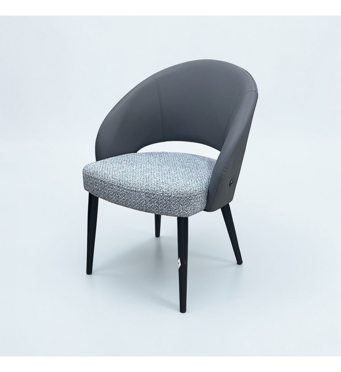 كرسي قماش رمادي علي جلد 82×58×53سم