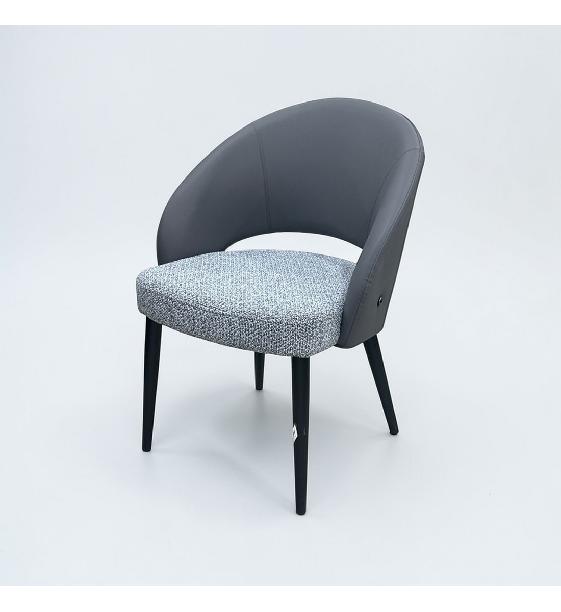 كرسي قماش رمادي علي جلد 82×58×53سم