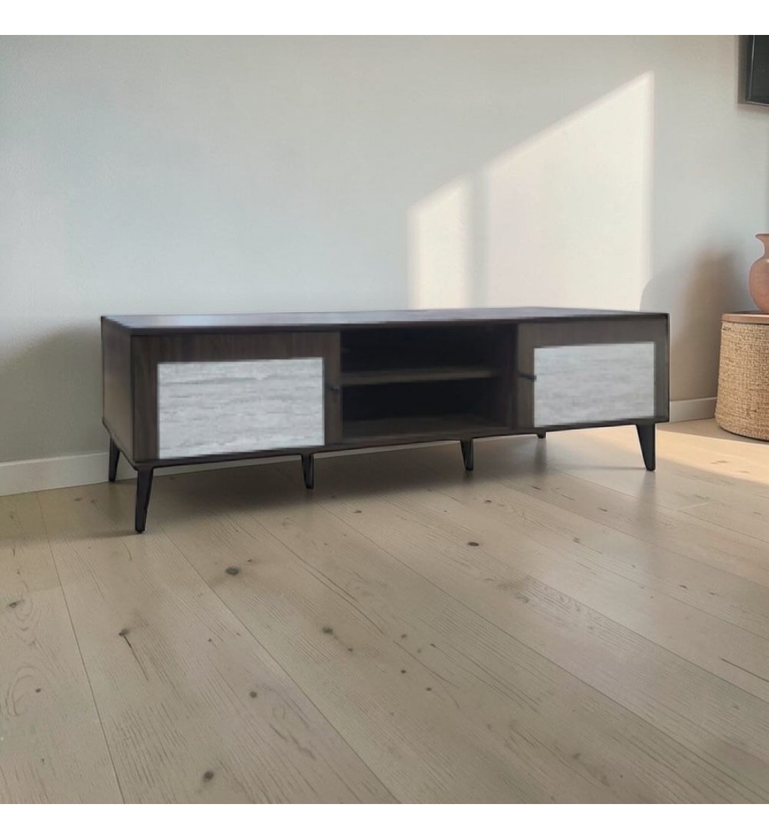 طاولة تلفزيون خشبية مودرن بلون بني فاتح مع أبواب رمادية – المقاس 180×40×45 سم