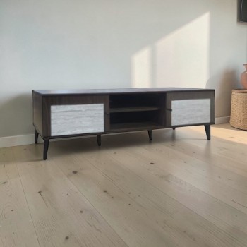 طاولة تلفزيون خشبية مودرن بلون بني فاتح مع أبواب رمادية – المقاس 180×40×45 سم