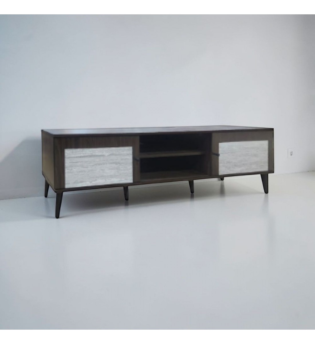 طاولة تلفزيون خشبية مودرن بلون بني فاتح مع أبواب رمادية – المقاس 180×40×45 سم