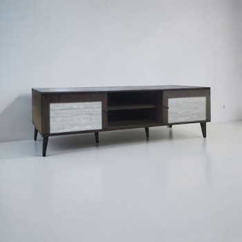 طاولة تلفزيون خشبية مودرن بلون بني فاتح مع أبواب رمادية – المقاس 180×40×45 سم