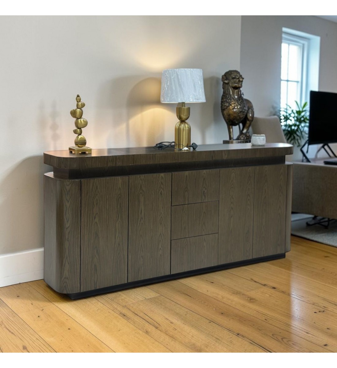 طاولة بوفيه عصرية بتصميم أنيق تجمع بين البساطة والفخامة، مصنوعة من خشب قشره الجوز 200×40×90سم 