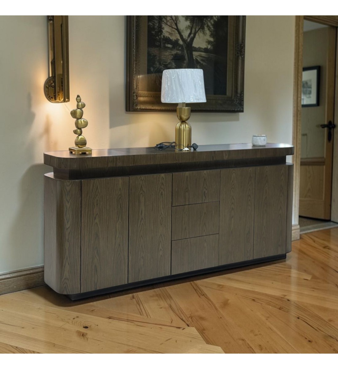 طاولة بوفيه عصرية بتصميم أنيق تجمع بين البساطة والفخامة، مصنوعة من خشب قشره الجوز 200×40×90سم 