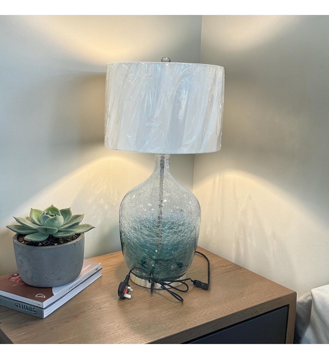 مصباح طاولة زجاج - أنثوني- 74×35×35سم مصباح طاولة زجاج - أنثوني- 74×35×35سم