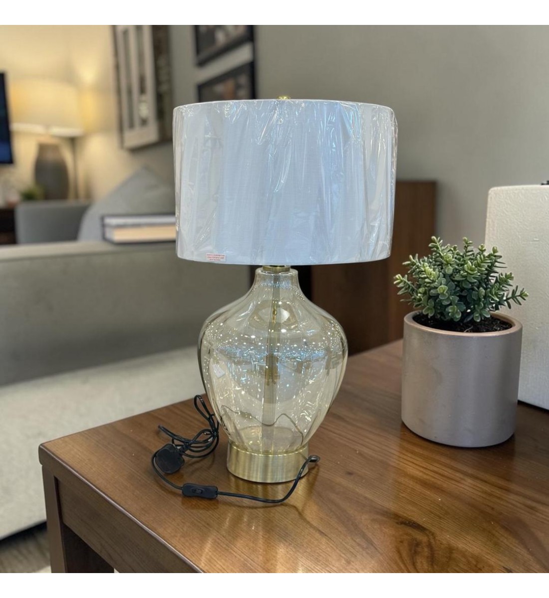 مصباح طاولة زجاج - أنثوني66×38×38سم مصباح طاولة زجاج - أنثوني66×38×38سم