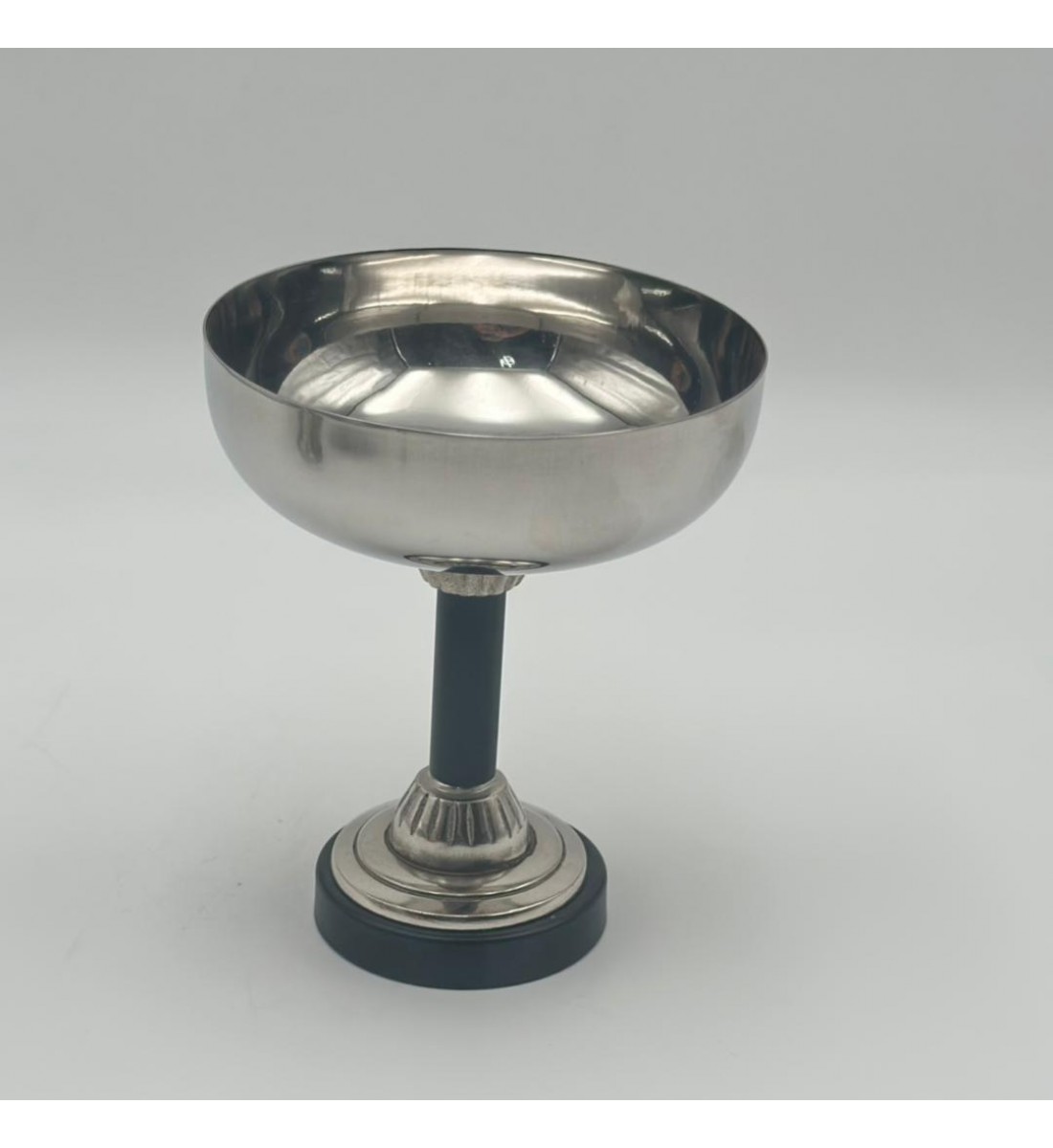 صحن تقديم معدنية فاخرة – تصميم أنيق وعصري15×12×12سم صحن تقديم معدنية فاخرة – تصميم أنيق وعصري15×12×12سم