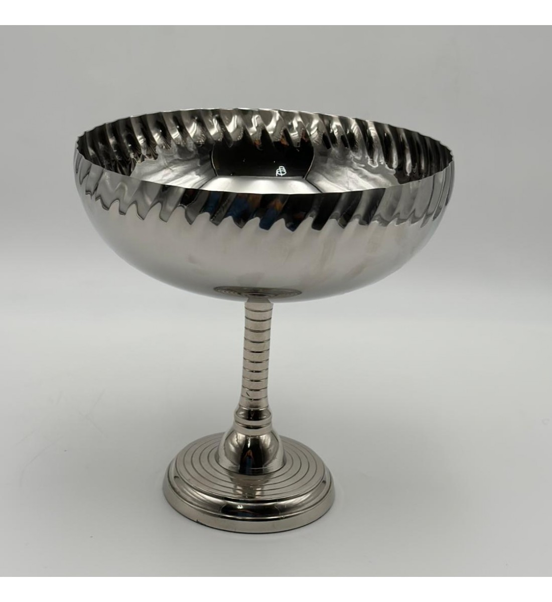 صحن تقديم معدنية فاخرة – تصميم أنيق وعصري20×20×21سم صحن تقديم معدنية فاخرة – تصميم أنيق وعصري20×20×21سم