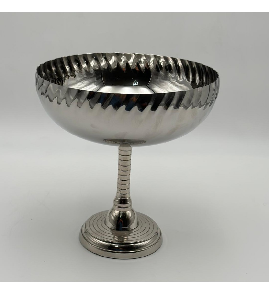 صحن تقديم معدنية فاخرة – تصميم أنيق وعصري20×20×21سم صحن تقديم معدنية فاخرة – تصميم أنيق وعصري20×20×21سم