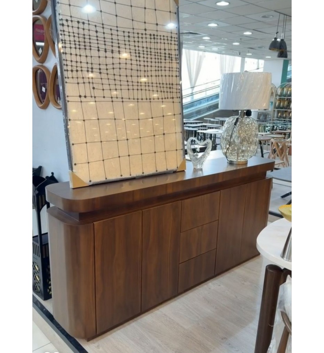 طاولة بوفيه عصرية بتصميم أنيق تجمع بين البساطة والفخامة، مصنوعة من خشب قشره الجوز  لون بني 200×40×90سم 