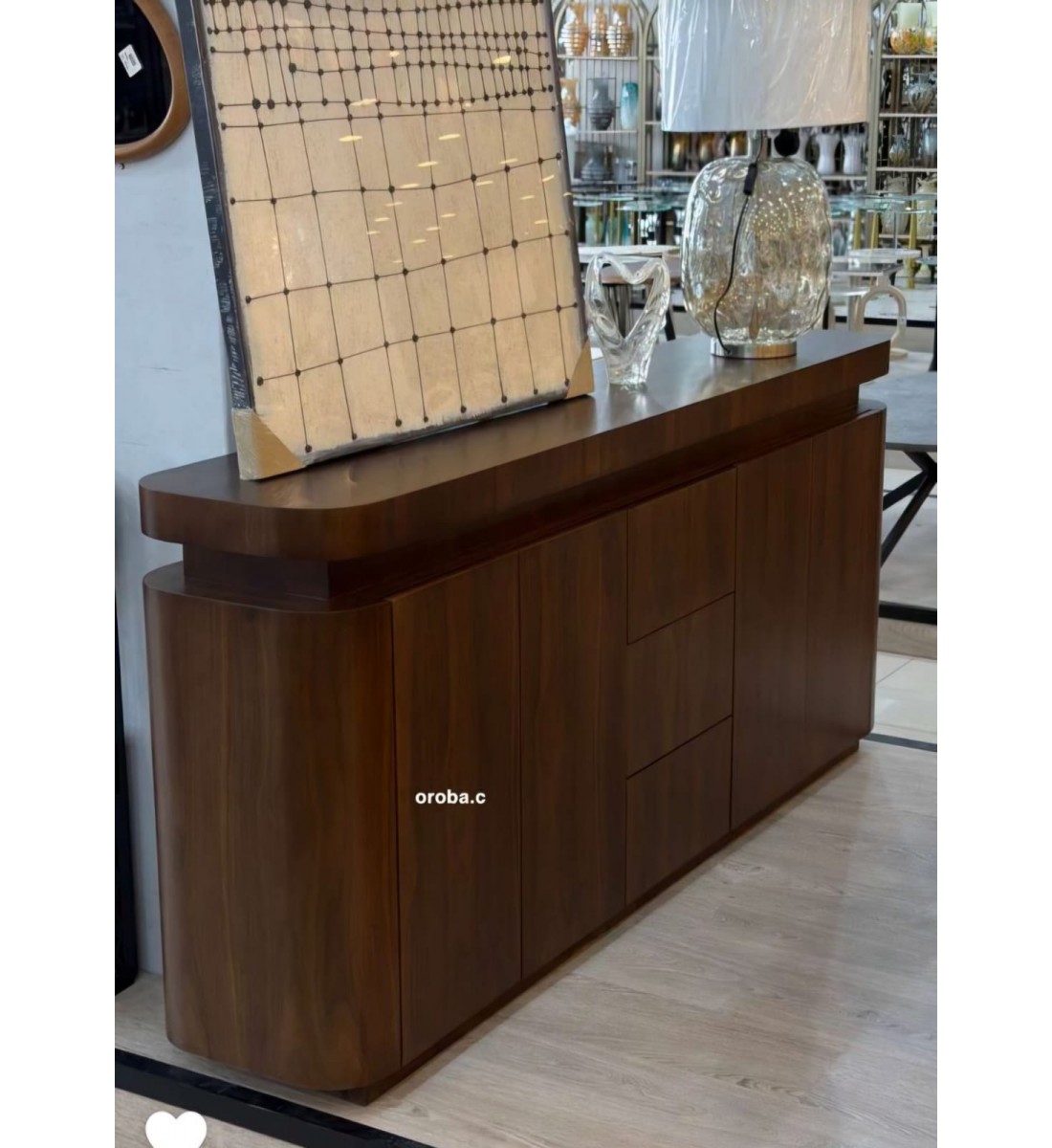 طاولة بوفيه عصرية بتصميم أنيق تجمع بين البساطة والفخامة، مصنوعة من خشب قشره الجوز  لون بني 200×40×90سم 