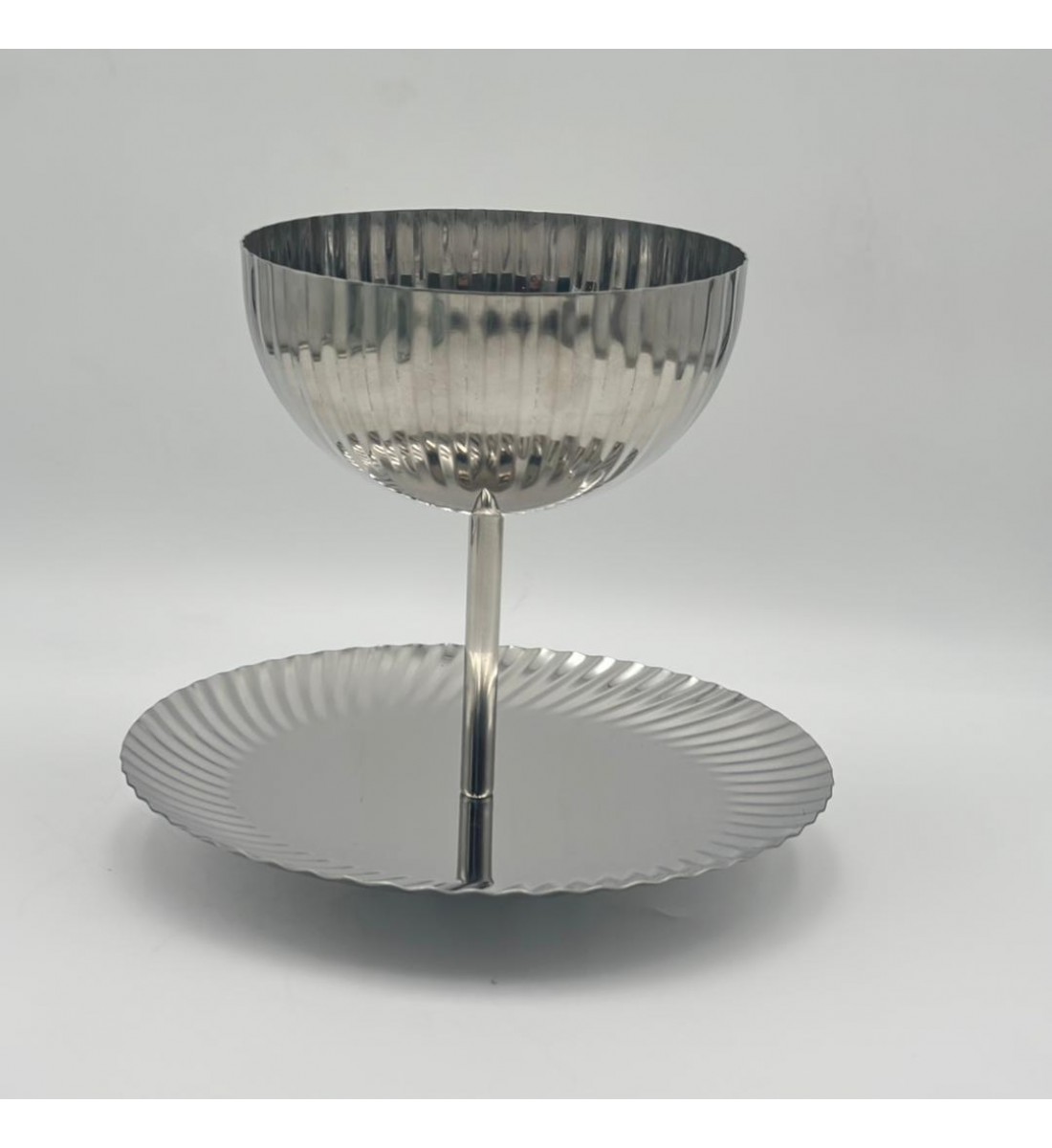 صحن تقديم معدنية فاخرة – تصميم أنيق وعصري 22×24×24سم صحن تقديم معدنية فاخرة – تصميم أنيق وعصري 22×24×24سم