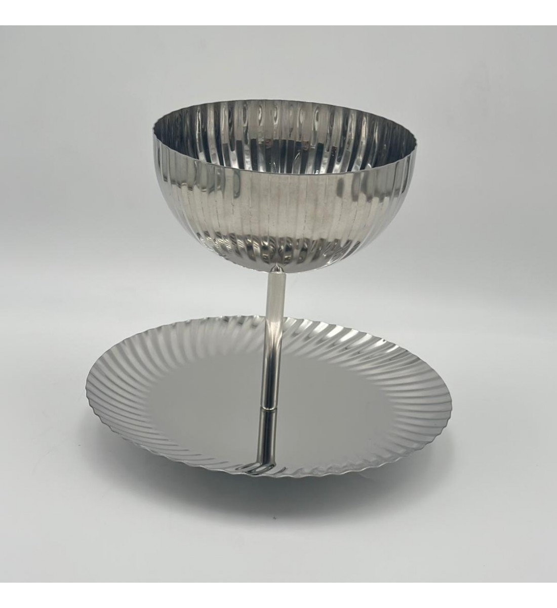 صحن تقديم معدنية فاخرة – تصميم أنيق وعصري 22×24×24سم صحن تقديم معدنية فاخرة – تصميم أنيق وعصري 22×24×24سم