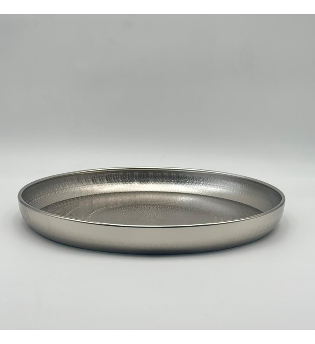 صحن تقديم معدنية فاخرة – تصميم أنيق وعصري 34×34×4سم 